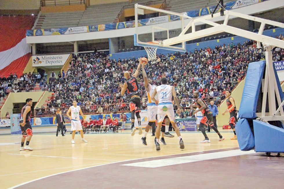 Un pasaje del partido jugado anoche en el Polideportivo de Garcilazo, entre Amistad-Blacmar y Pichincha de Potosí.
