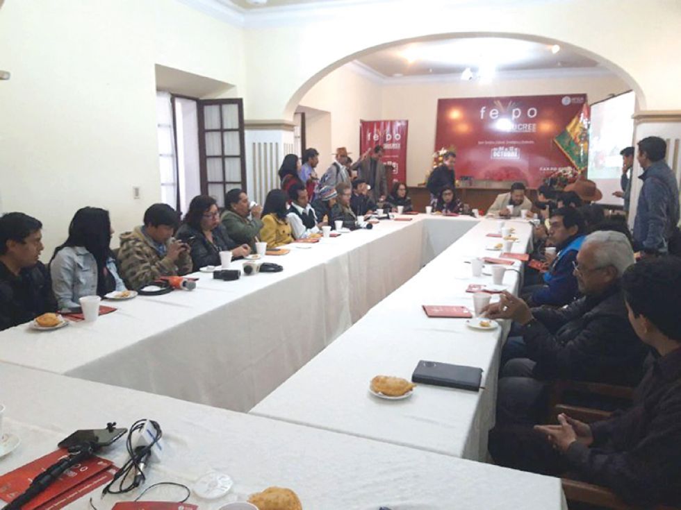 COORDINACIÓN. La organización y los medios de comunicación en el desayuno trabajo de ayer.