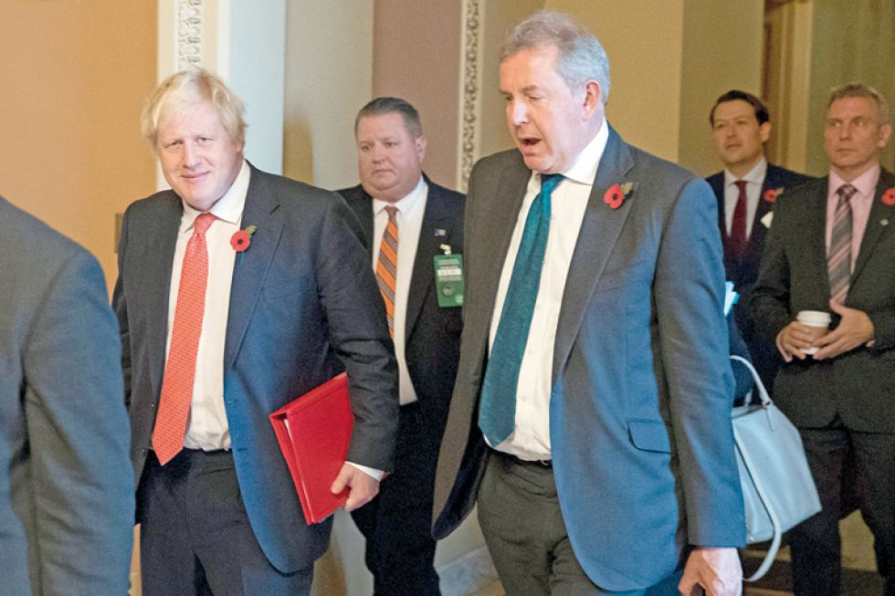 ALEJAMIENTO. Kim Darroch (d) en esta foto de archivo junto al que probablemente será el próximo Primer Ministro del Reino Unido.