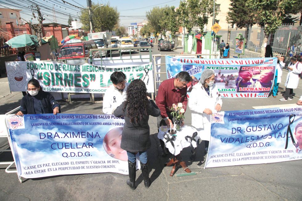 PROTESTA. Profesionales afiliados al Sirmes La Paz efectuaron un mitin en la ciudad de La Paz.