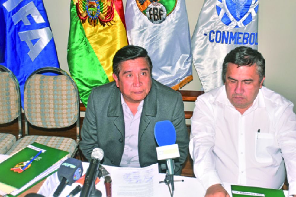 El presidente de la FBF, César Salinas (i), confirmó que el Torneo Clausura arrancará este fin de semana.
