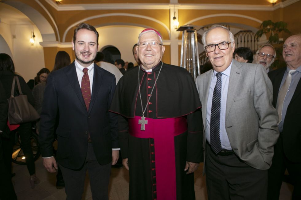 Mario Crespo Ballesteros (Cónsul de España), Monseñor Jesús Juárez y Luis Pedro Rodríguez (Cónsul Honorario de España en Sucre).