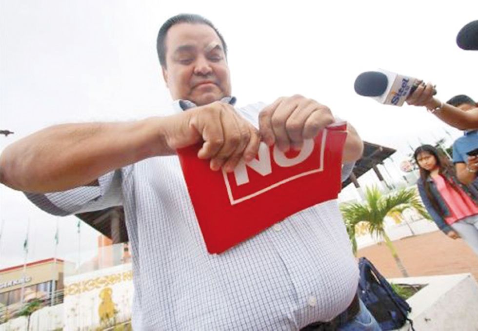 RUPTURA. Uno de los representantes de las plataformas que retiraron su apoyo a Óscar Ortiz rompe un afiche de la alianza Bolivia Dice No.