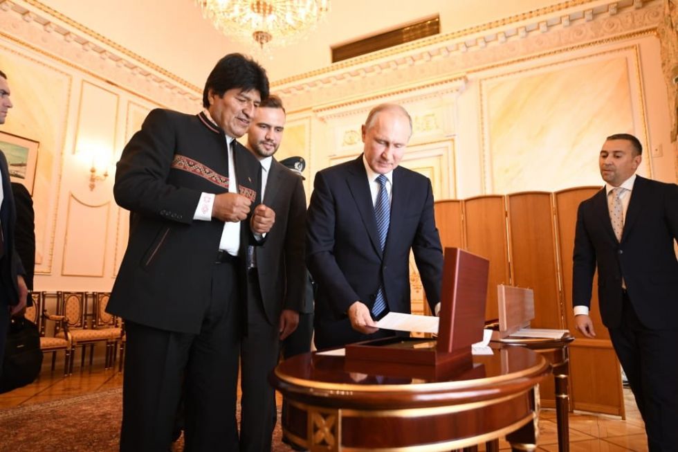 El presidente ruso Vladímir Putin le entregó a Evo Morales una carta escrita por el mariscal Antonio José de Sucre.