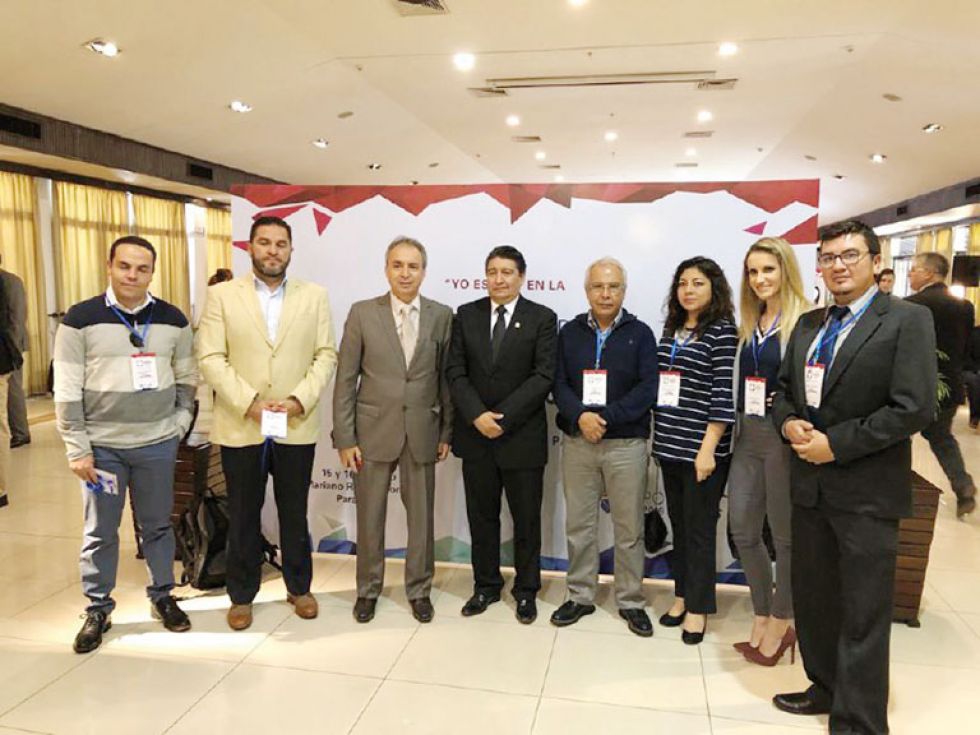 La delegación de Chuquisaca junto con el embajador de Bolivia en Paraguay, Reynaldo Llanque, en Asunción.