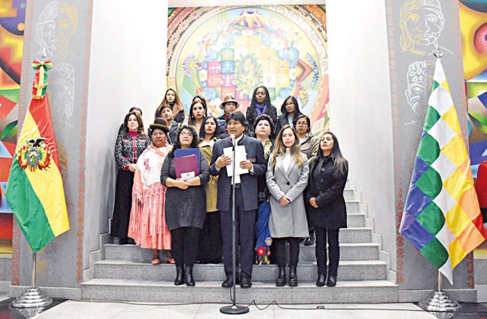 DECISIÓN. El presidente Evo Morales en conferencia de prensa junto con el gabinete de la mujer.