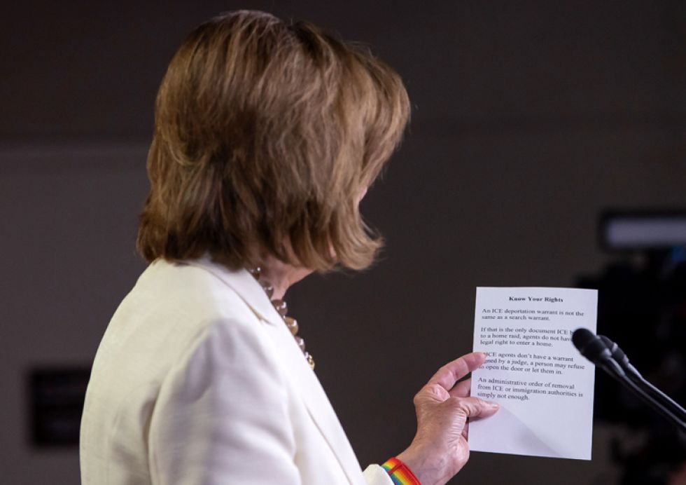 CAMPAÑA. Nancy Pelosi sostiene un instructivo dirigido a inmigrantes en el que se les señala los argumentos sobre sus derechos civiles.