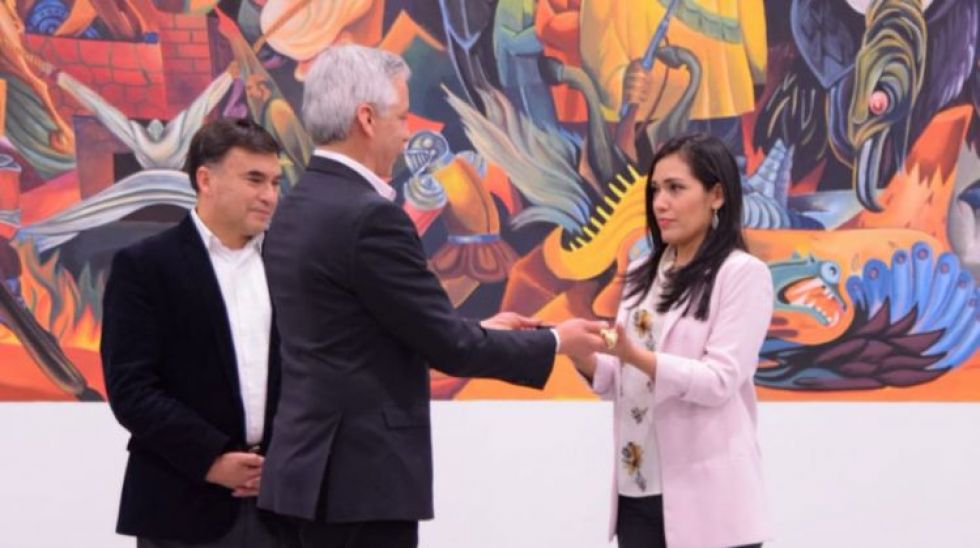 El vicepresidente Álvaro García Linera le entregó el bastón de mando a Adriana Salvatierra.