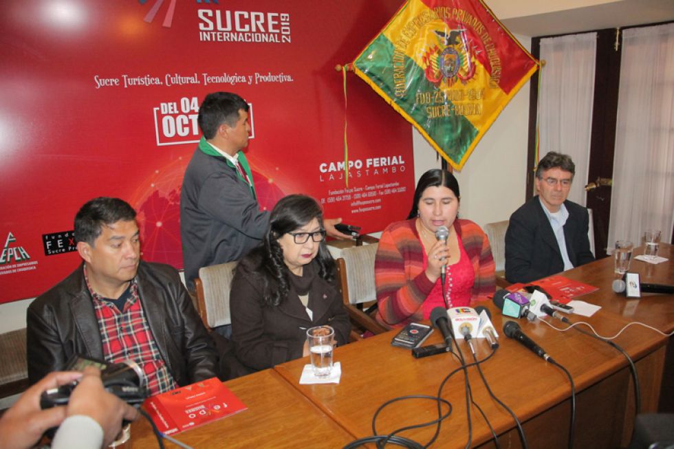 LANZAMIENTO. La ministra Nélida Sifuentes (d) confirmó la participación del Estado en la Fexpo.