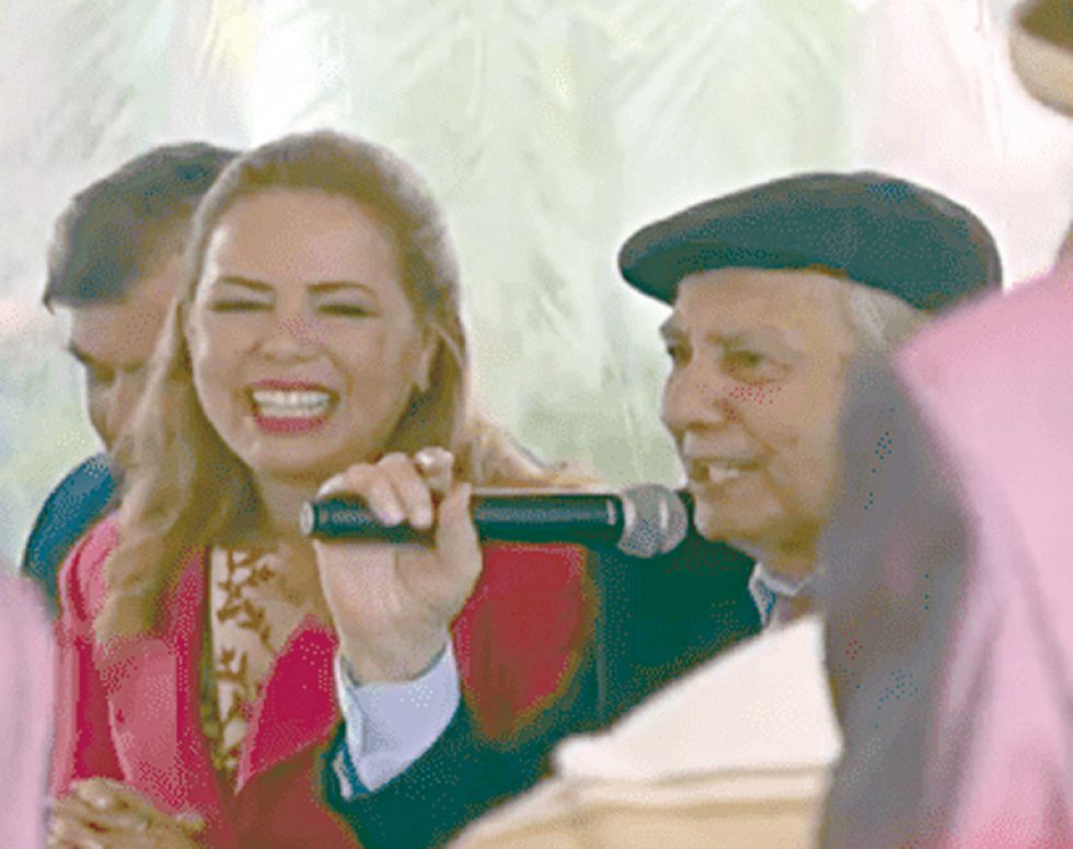 A propósito del aniversario de La Paz, la Alcaldía cruceña organizó un acto en la Plaza 24 de Septiembre con un grupo de residentes paceños presuntamente aliados del oficialismo y