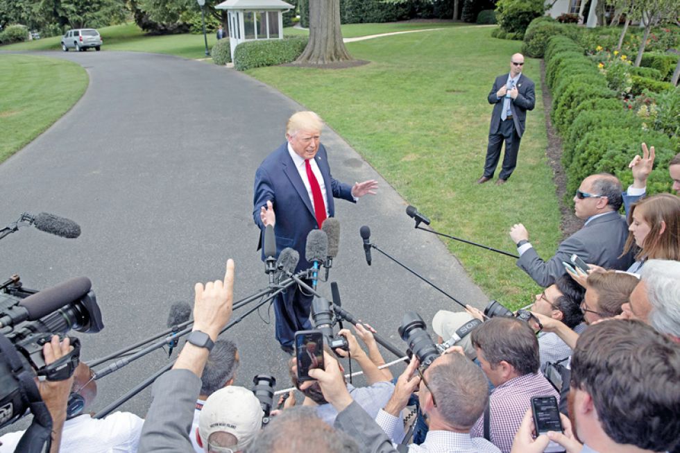 POLÉMICO. Donald Trump responde a los medios acreditados ante la Casa Blanca antes de abordar el helicóptero presidencial.