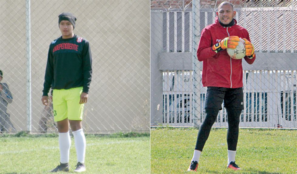 El juvenil Kevin Torres (i) y el arquero Paulo Castro tienen su puesto asegurado en el onceno de Independiente para el debut copero.