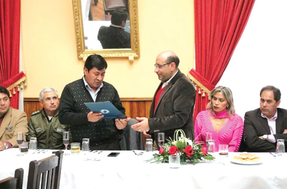 ACTO. Entrega de reconocimiento al titular de Editorial del Sur, Marco Antonio Dipp.