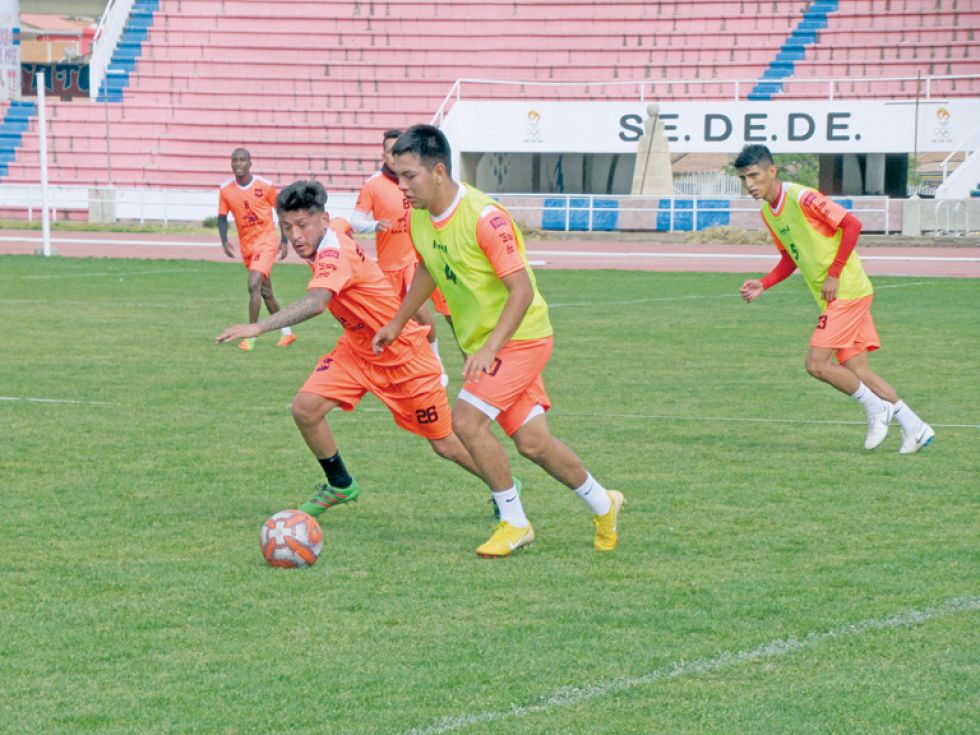 El Decano del fútbol chuqusiaqueño entrenó ayer en el Estadio Patria, donde hizo fútbol pensando en la Copa Simón Bolívar.