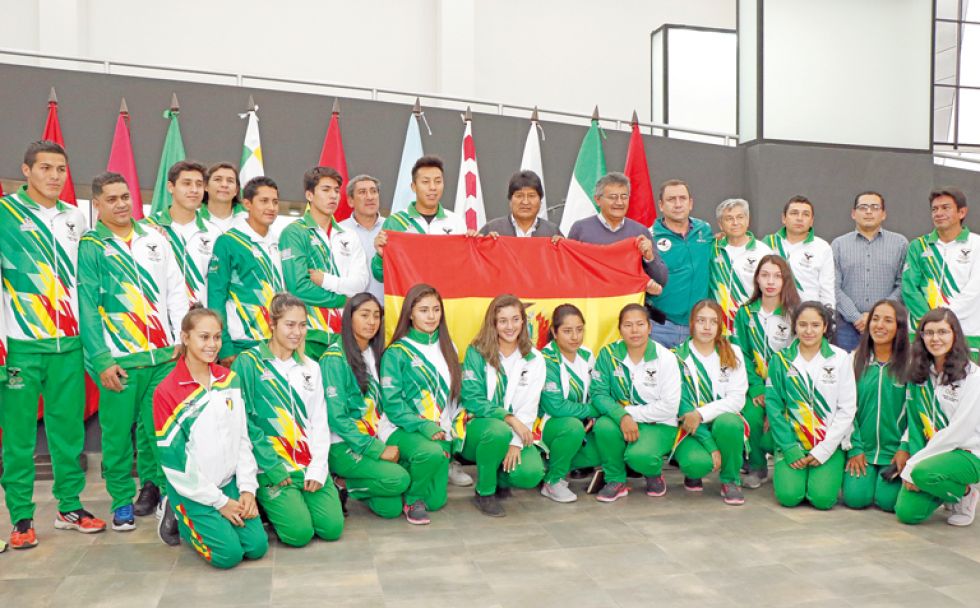 La delegación boliviana recibió ayer la tricolor de manos del presidente Evo Morales, a días de ausentarse a los Juegos Panamericanos.