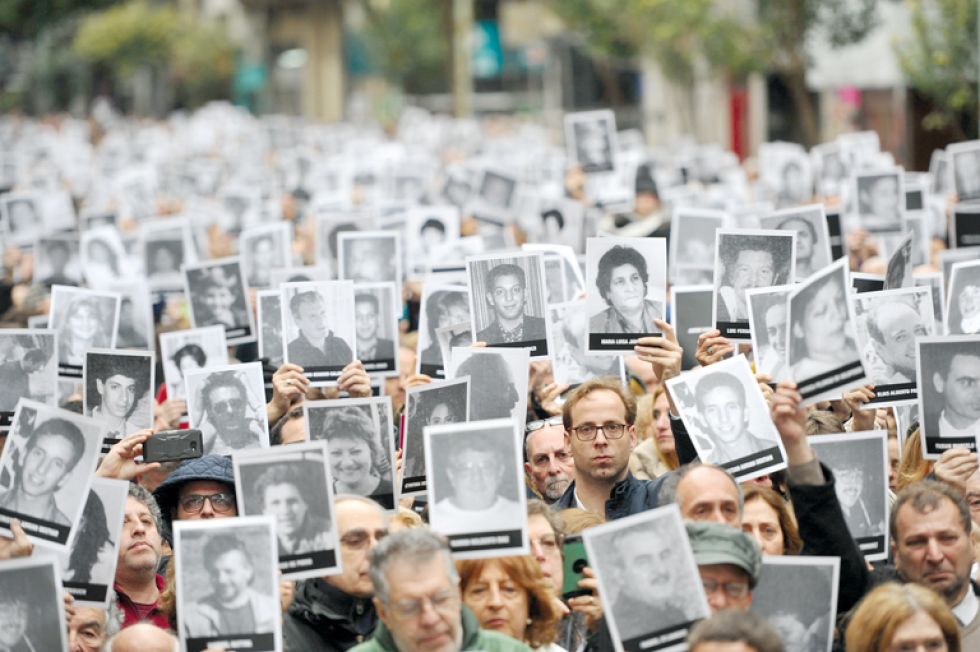 RECUERDO. Decenas de personas participaron en un acto conmemorativo por los 25 años del atentado contra la mutua judía AMIA.