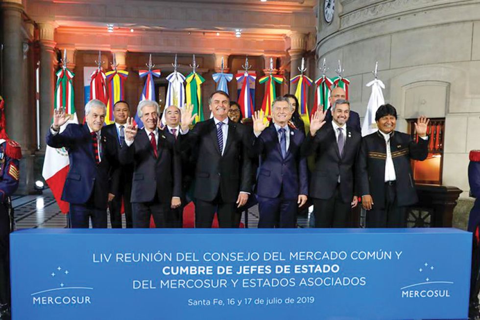 ENCUENTRO. Jair Bolsonaro y Evo Morales se reunieron en la cumbre del Mercosur en Argentina.