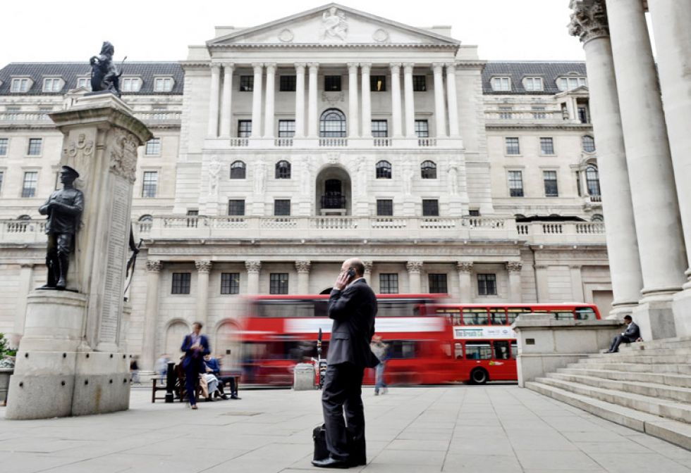 LONDRES. Fachada del Banco de Inglaterra que hace poco, en pleno escándalo por el Brexit, lanzó políticas de regulación del sistema financiero.