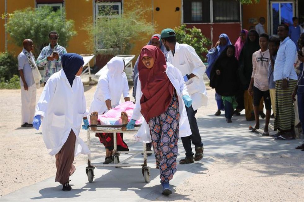 Una persona que resultó herida en una explosión fue trasladada en camilla en el hospital de Medina en Mogadishu, Somalia.