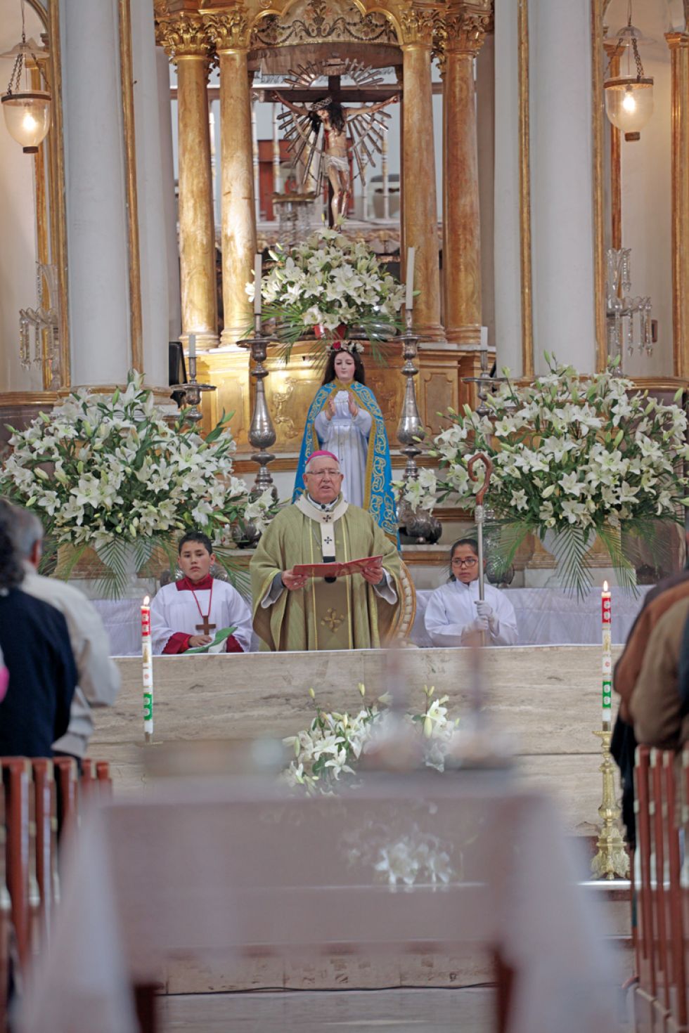 FELICITACIONES. Un emotivo momento se vivió en la Catedral Metropolitana, al concluir la eucaristía dominical.