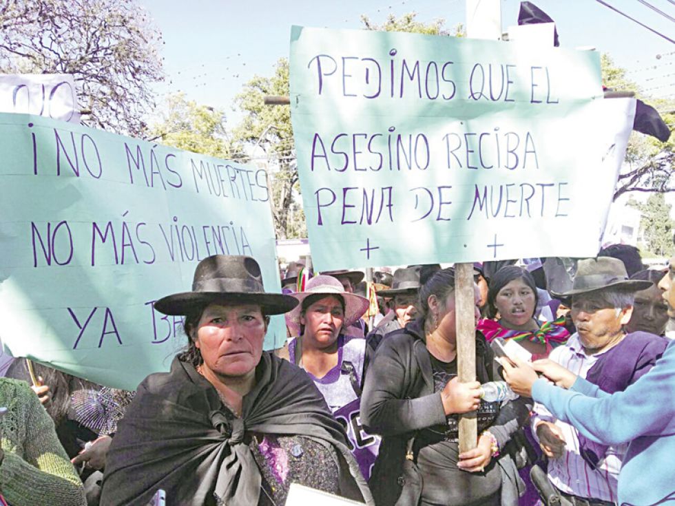 PROTESTA. Familiares y vecinos de Reina en el Tribunal Departamental de Justicia.