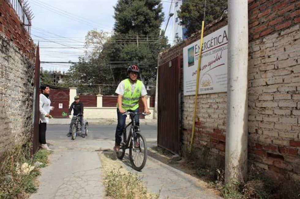 Una de las trabajadoras de la ONG Energética llega al trabajo en su bicicleta, en Cochabamba.