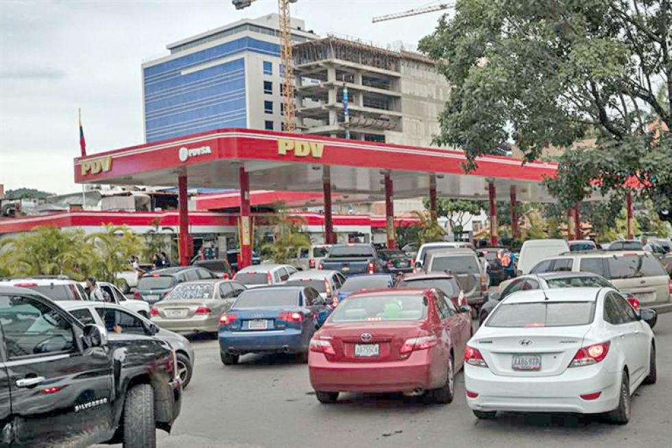 ENERGÍA. Vista de la fila de vehículos que esperan a la reposición de servicio eléctrico en un surtidor.