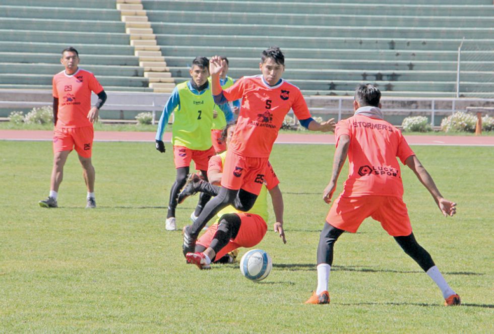 El Decano del fútbol chuquisaqueño sostuvo ayer su penúltimo entrenamiento en Sucre antes de ausentarse a Tarija, donde jugará el domingo.