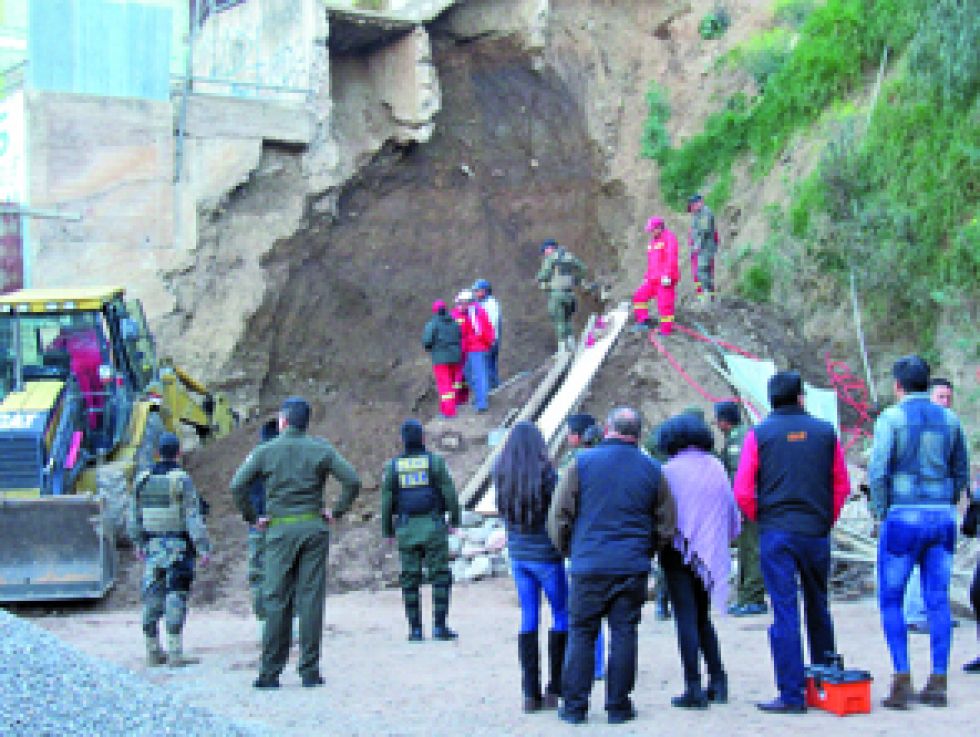 DERRUMBE. Por más de tres horas el personal de Bomberos y de la Alcaldía trabajaron en el rescate.