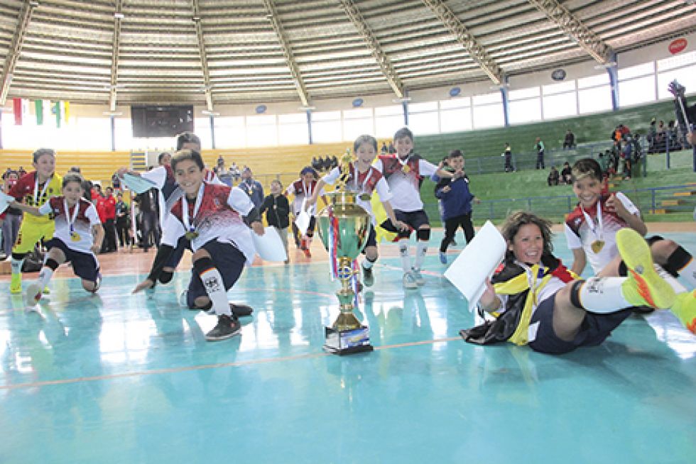 La celebración de los estudiantes del colegio Boliviano Alemán después de coronarse campeón en fútbol de salón masculino.