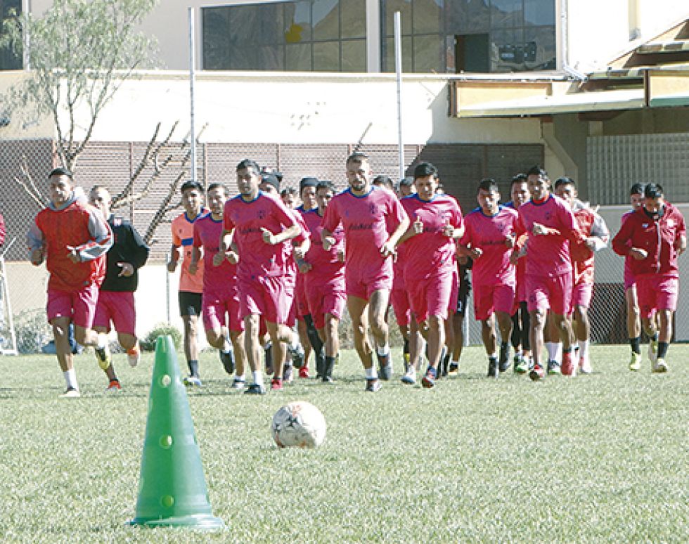 El equipo albirrojo iniciará su camino en la Copa Simón Bolívar esta tarde, frente a Stormer’s San Lorenzo de Potosí.
