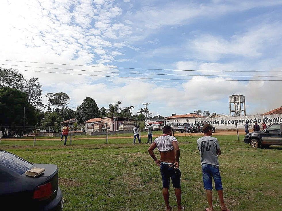 Foto cedida por XINGU 230, de un grupo de periodistas y curiosos que aguarda a las afueras de la cárcel de Altamira en el estado de Pará, donde al menos 52 personas murieron.