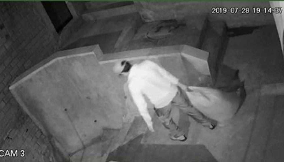 Cámaras de seguridad registraron al hombre cuando arrastró el cuerpo de la víctima en una bolsa de yute.