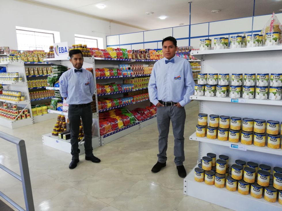 INAUGURACIÓN. Empresas locales sientan presencia en el nuevo supermercado.