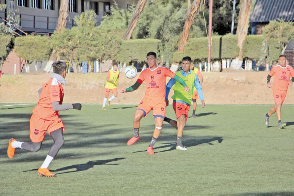 El Decano del fútbol chuquisaqueño entrenó ayer en la cancha de césped sintético de la zona de Lajastambo.