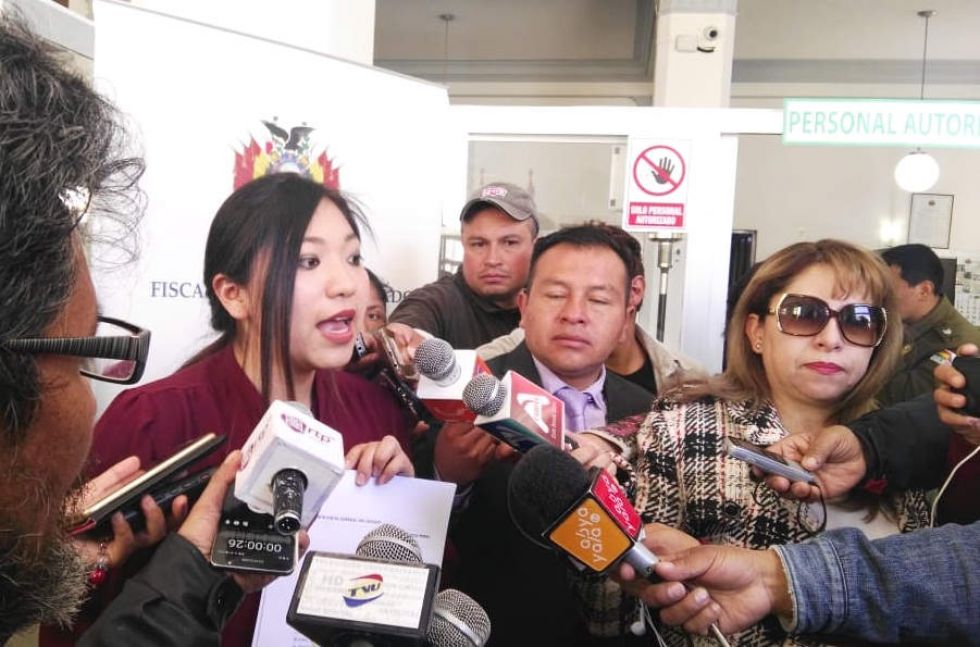 La diputada Yesenia Yarhui ofrece declaraciones luego de presentar la denuncia.