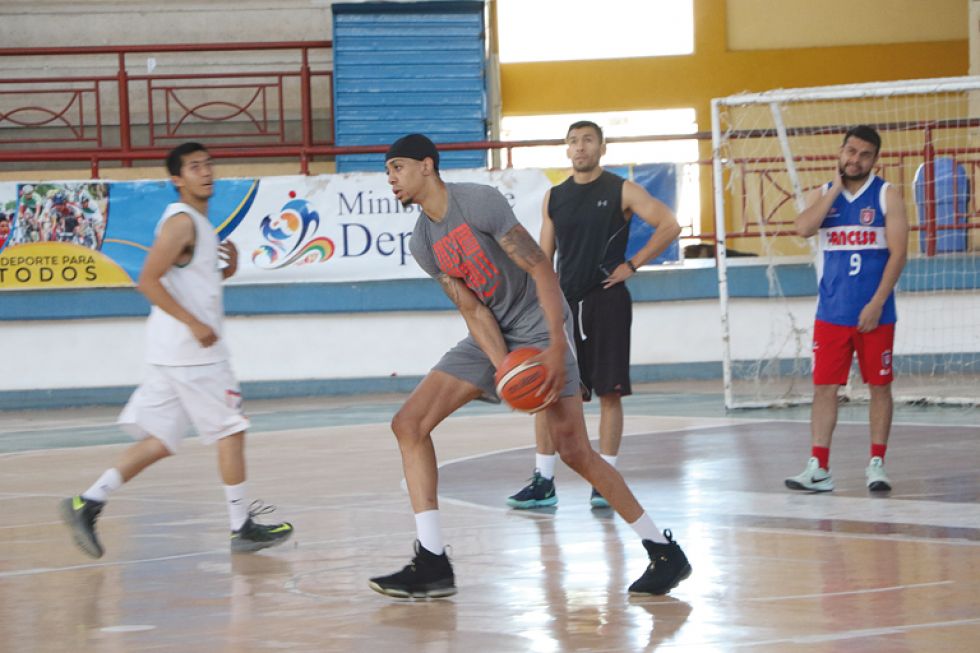 El estadounidense Richard Clayton (c) debutará esta noche con la camiseta de Amistad, frente a CAN de Oruro.
