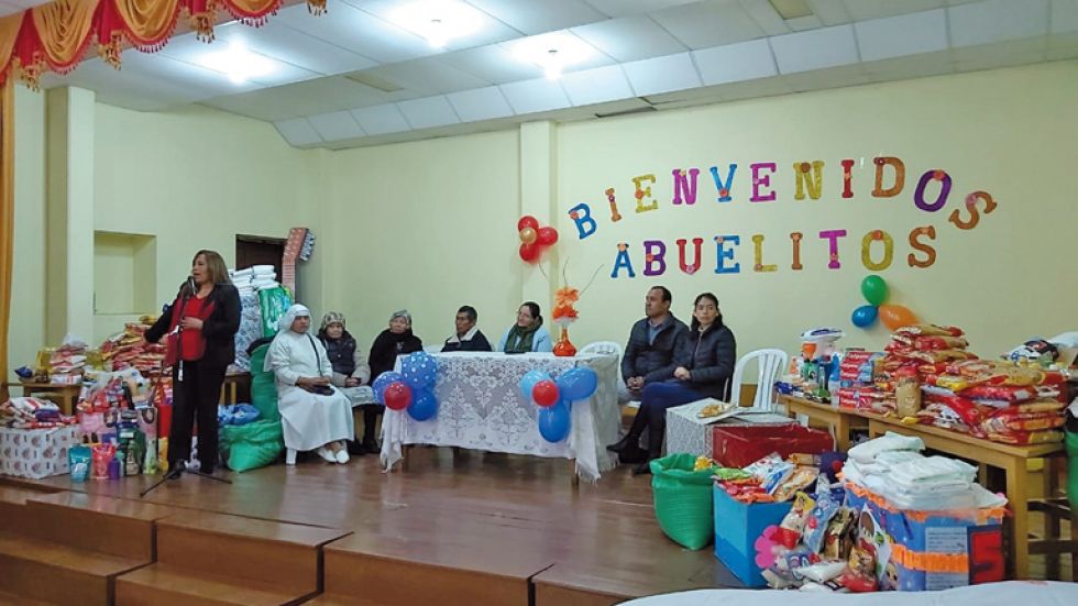 INICIATIVA. La unidad educativa Adolfo Siles entregó a los hogares todo lo recaudado.