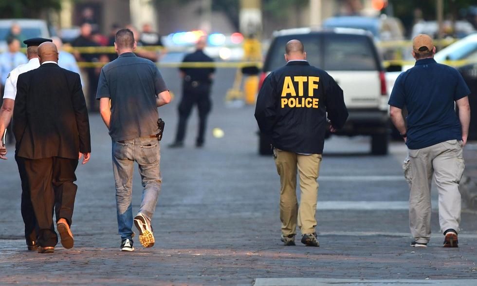 Oficiales de Policía en la escena del crimen en Dayton, Ohio, EEUU, tras el tiroteo masivo en el distrito de Dayton en Oregón.