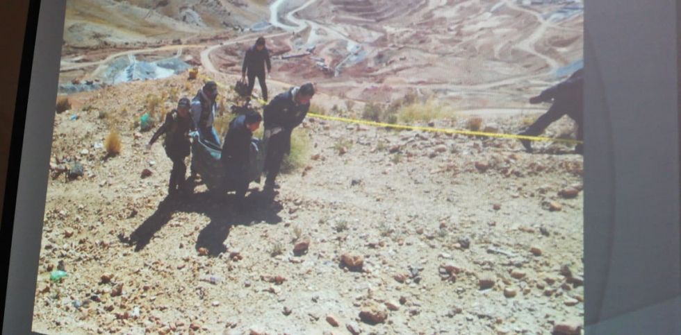 El levantamiento legal de los cadáveres de las jóvenes hermanas que fueron violadas y asesinadas en Potosí.