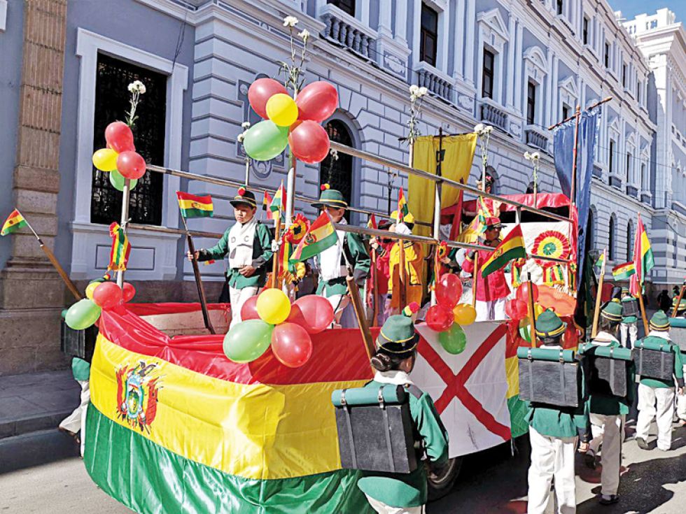 ALEGORÍAS. La escuela Daniel Calvo presentó un carro alegórico en el desfile escolar.