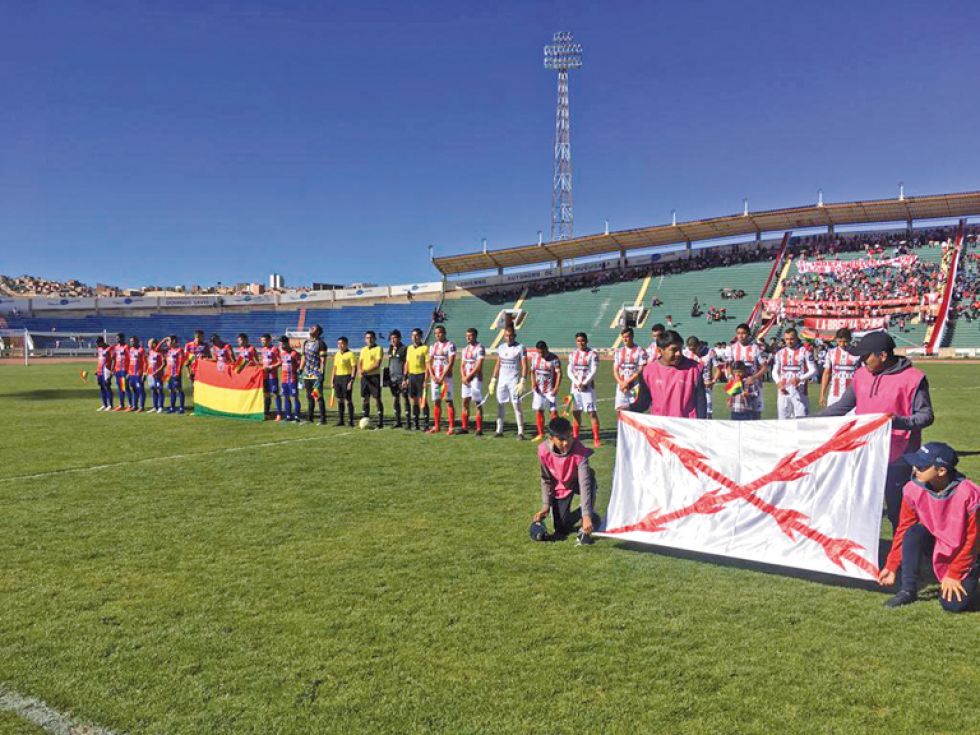 Los dos equipos chuquisaqueños salieron con banderas y cantaron el Himno Nacional