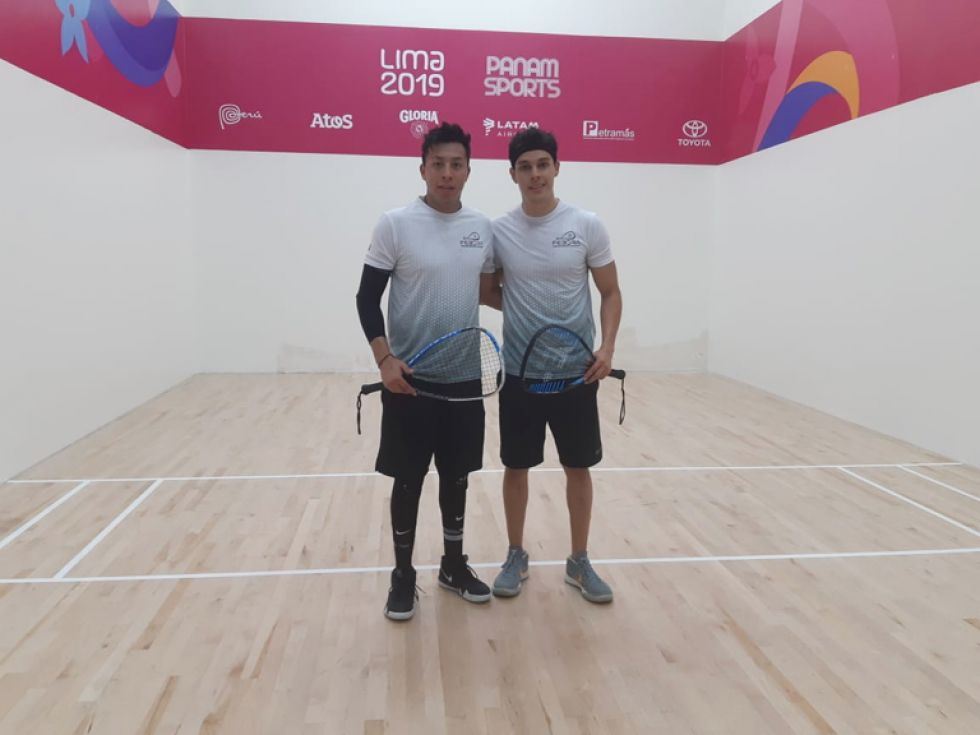 Los raquetbolistas bolivianos Conrrado Moscoso (i) y Roland Keller accedieron a la final de dobles varones en raquetbol.