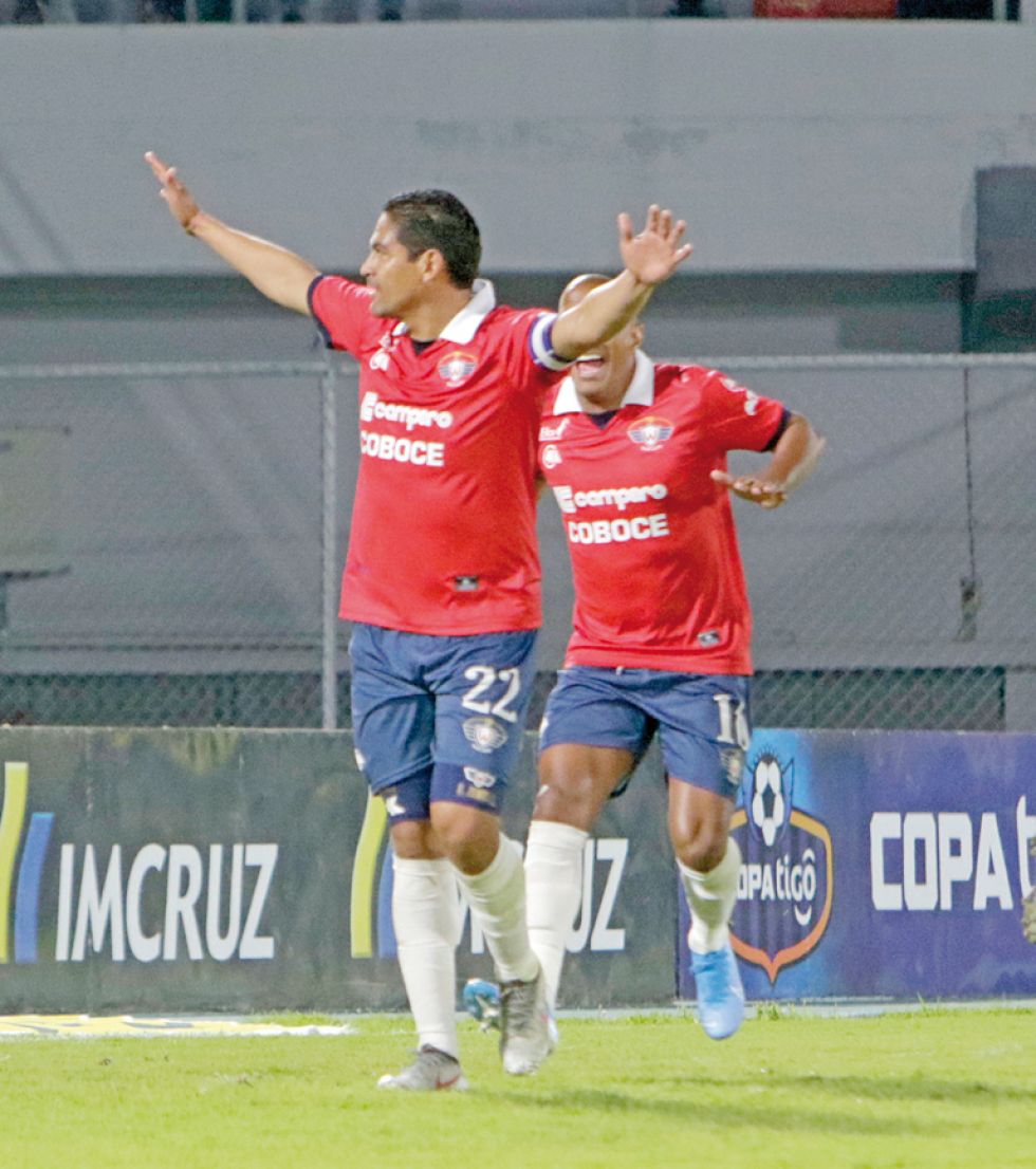 El defensor Edward Zenteno anotó el segundo gol de Wilstermann en el triunfo de anoche, sobre Blooming.