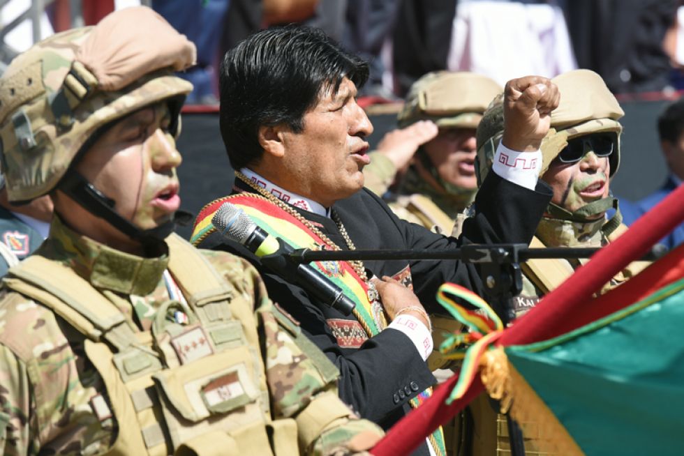 HOMENAJE. El presidente Evo Morales en el acto de la Parada Militar en El Alto