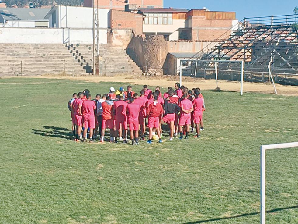 El plantel albirrojo regresó a los entrenamientos ayer, en el Estadio Sucre.