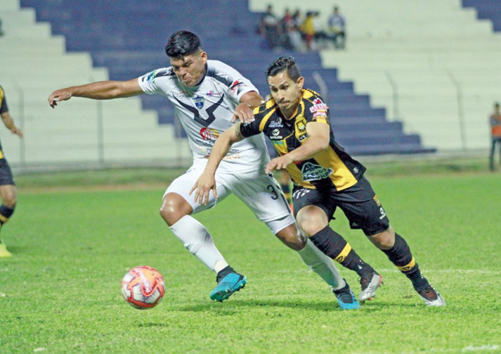 Un pasaje del partido jugado anoche en el Estadio de Warnes.