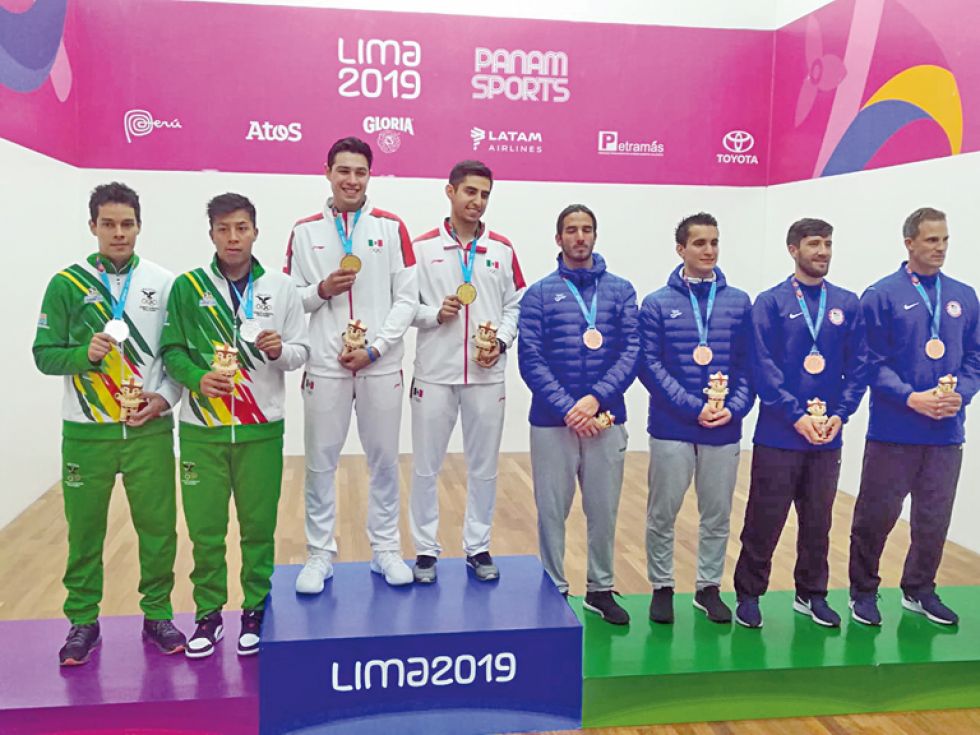 Los bolivianos Roland Keller y Conrrado Moscoso (i) ocuparon el segundo lugar del podio en dobles varones y se colgaron la presea de plata.