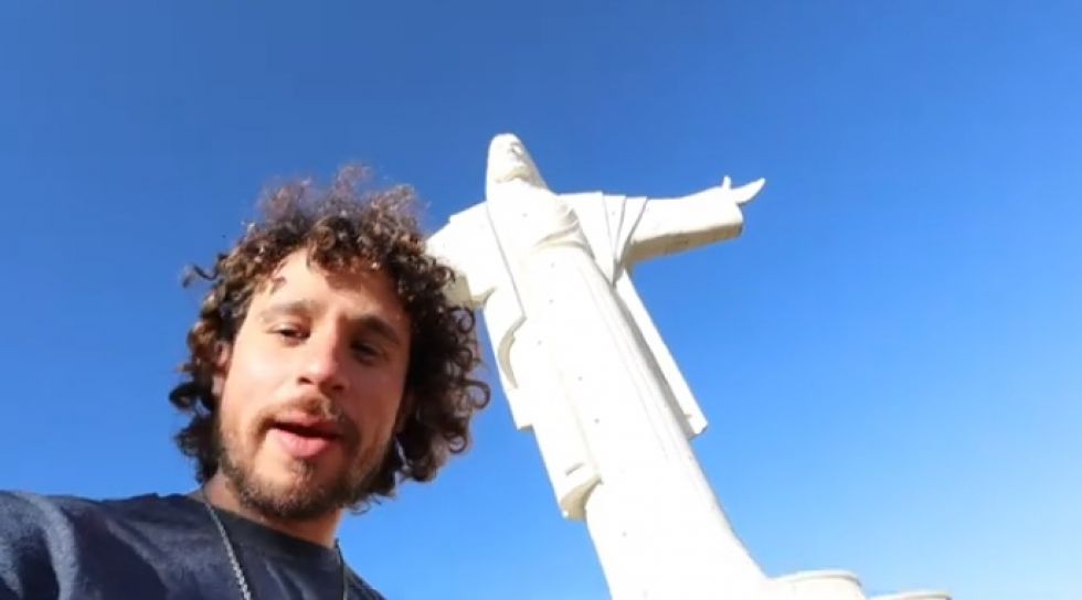 Luisito Comunica visitó el Cristo de la Concordia en Cochabamba.