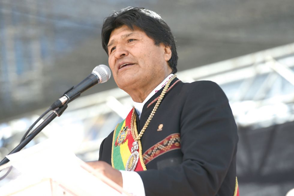 ANIVERSARIO. El presidente Evo Morales durante la parada militar en El Alto.